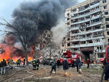Фото 3 — В Днепре россияне ударили ракетой по многоэтажке - разрушили один подъезд, 12 человек погибли