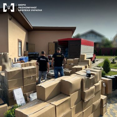 Фото 4 — Под Киевом нашли подпольный цех по производству алкоголя: вывезли 12 тонн фальсификата (ФОТО)