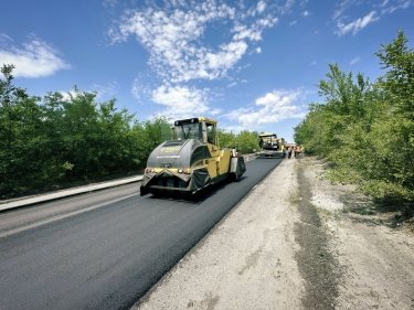 Фото 4 — В Днепропетровской области ремонтируют важную дорогу для поставки гуманитарной помощи