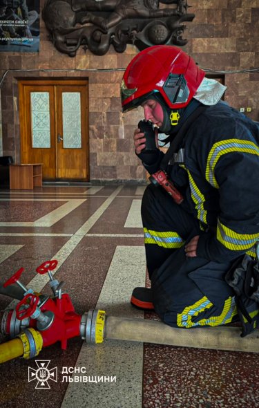 Фото 9 — Пожежа у львівському готелі "Власта" сталася через вибух батареї електроскутера (ФОТО, ВІДЕО)