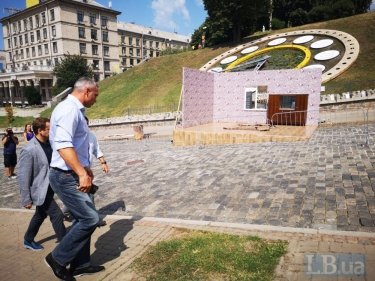 Фото 38 — В Киеве разгромили скандальную выставку на Аллее Небесной Сотни: есть задержанные (ФОТО)