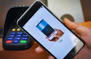 Apple внедрит в iPhone функцию приема платежей с банковских карт