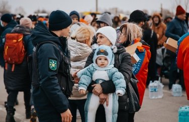 Украинцы, приютившие беженцев, получат через "Приват" помощь от Красного Креста