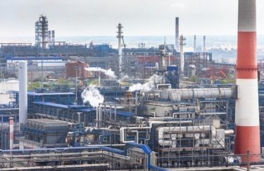 Українські атаки та повінь: що відбувається із показниками нафтопереробки в Росії
