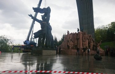 Памятник под аркой "Дружбы народов" в Киеве наконец-то под вечер демонтировали