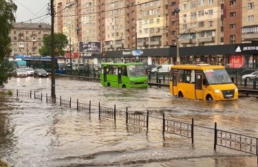 Дождь затопил Борщаговскую улицу в Киеве. Фото: Facebook Василия Апасова