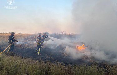 Спасатели на Харьковщине ликвидируют пожар, возникший из-за вражеских обстрелов. Фото: ГУ ГСЧС в Харьковской области