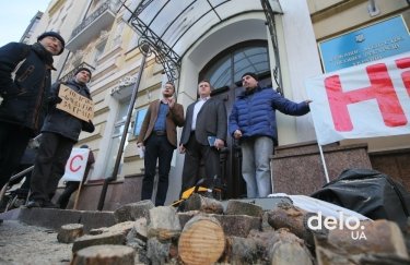 "Мужики, пилим!": в Киеве протестовали против массовой вырубки лесов (ФОТО, ВИДЕО)