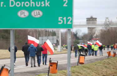 Польські фермери блокують кордон. Фото: Wyborcza.pl/скріншот Через блокаду кордону Україна втратила до $400 мільйонів - НБУ
