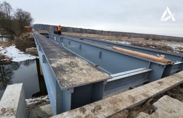 В Черниговской области установили первый модульный мост из переданных из Франции