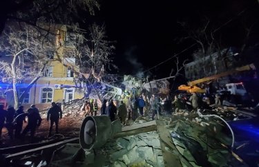 Оккупанты полностью разрушили часть многоэтажки в Краматорске. Фото: Андрей Ермак Россияне нанесли ракетный удар по дому в Краматорске. Есть погибшие (ФОТО)