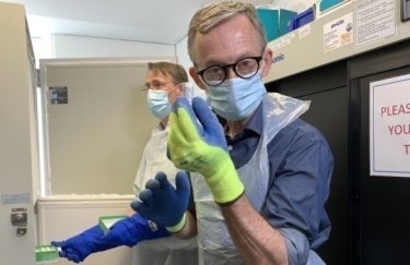 Ученый из Oxford Vaccine Group держит флакон с вакциной. Фото: www.bbc.com