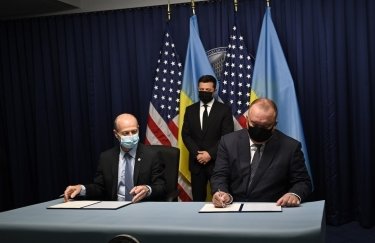 Подписание меморандума. Фото: пресс-служба президента Украины