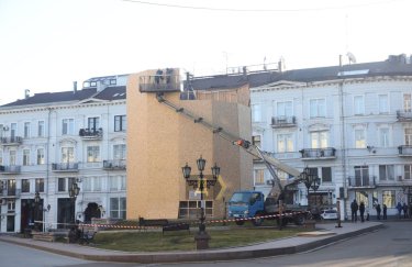 В Одессе начали демонтировать памятник Екатерине II (ФОТО, ВИДЕО)