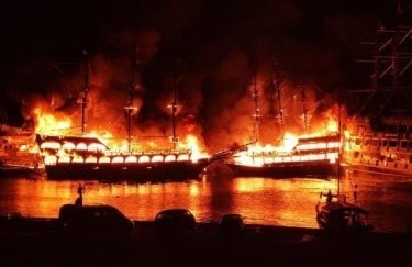Пожары экскурсионных судов в Алании. Скриншот из видео