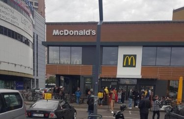 McDonald&#39;s возобновил работу в трех ресторанах Киева: очереди, новые цены и перекупы на OLX.