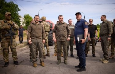 Президент Владимир Зеленский во время визита в Херсонскую область. Фото: ОП Зеленский приехал в Херсонскую область и собрал совещание по Каховской ГЭС (ВИДЕО)