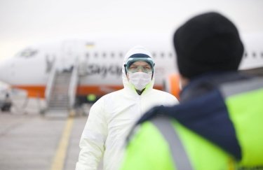 Самолет с эвакуированными украинцами из Китая сел на дозаправку в "Борисполе". Фото: МВД