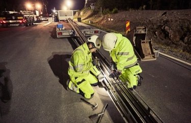 В Швеции открылась дорога, которая заряжает электромобили (видео)