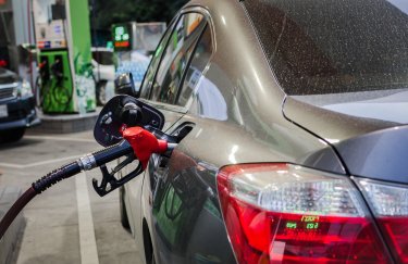 Рынок топлива постепенно наполняется, но очереди на АЗС пока не исчезли