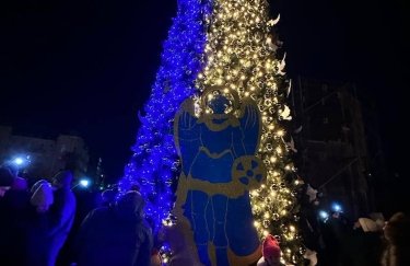 На Софійській площі засвітили новорічну ялинку