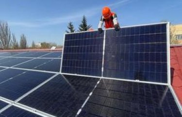 У 50 українських лікарнях встановлять сонячні панелі