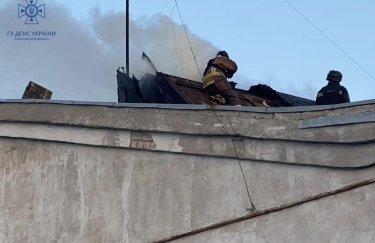 Спасатели на Херсонщине ликвидируют пожар, возникший из-за вражеских обстрелов. Фото: ГУ ГСЧС в Херсонской области Оккупанты выпустили 287 снарядов по Херсонщине: два человека получили ранения