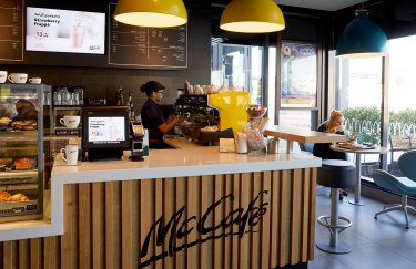 Фото: пресс-служба McDonald's McDonald's и KFC открывают кухни по всей Украине, чтобы выдать еду украинским военным