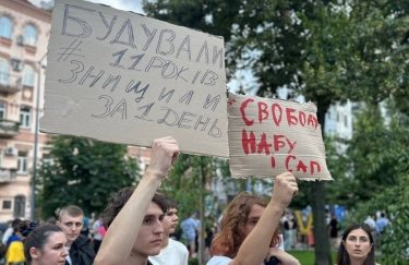Попри протести Зеленський підписав закон про НАБУ та САП: що пообіцяв