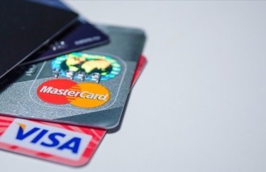 Visa та Mastercard призупиняють діяльність у Росії