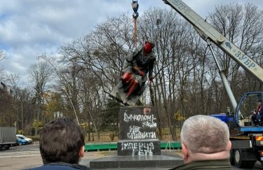 У Києві демонтували пам'ятник Пушкіну (ВІДЕО)