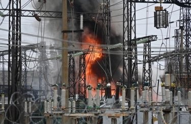 Пошкоджений енергетичному об'єкті у Харківській області. Фото: Укренерго. / Украинский финансовый сервер енергетичний об'єкт, пожежа