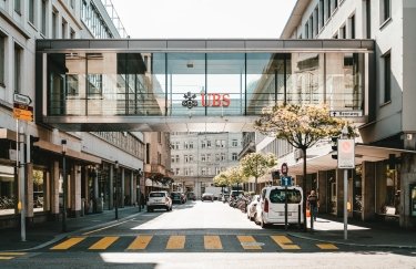Найбільший банк Швейцарії UBS Group AG очікує на фінансові збитки від поглинання конкурента Credit Suisse. Фото: Claudio Schwarz /Unslash збитки ubs credit suisse