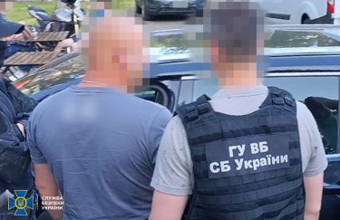 В Киеве задержали "частного детектива" и полицейского, которые следили за людьми и "сливали" их персональные данные