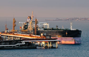 Морской экспорт нефти из России упал на 54% после введения ограничений странами G-7 - Bloomberg