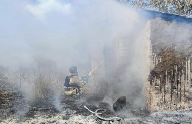 Постоянные вражеские обстрелы провоцируют пожары. Фото: ГСЧС в Херсонской области Россияне выпустили по Херсонщине 239 снарядов: в ОВА рассказали о последствиях обстрелов