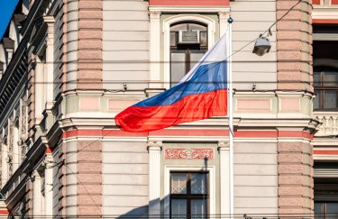 Флаг у здания посольства России в Риге. Фото: Depositphotos