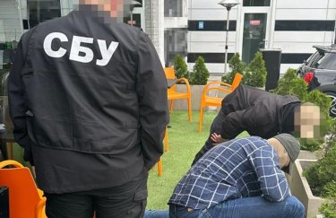 Россиянин и чиновник Киевской ОВА наладили схему для выезда военнообязанных за границу