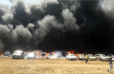 В Индии на авиасалоне сгорели сотни автомобилей