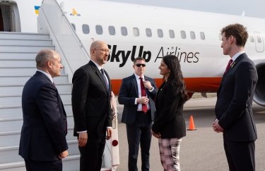 Денис Шмыгаль накануне прибыл в Канаду на самолете SkyUp. Фото: Twitter/KamalKheraLib Денис Шмыгаль, канада, skyup