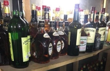 На Подоле в "Лавке" налоговики изъяли почти 2 тыс. бутылок Chivas Regal и Jack Daniels