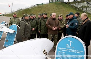 Лукашенко осмотрел белорусских беспилотники и попросил, чтобы они не воевали в Украине