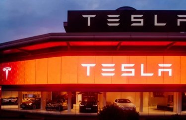 Tesla отзывает более 1,8 млн автомобилей в США из-за проблемы с открытым капотом