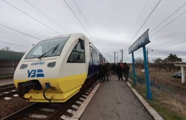 "Укрзализныця" возобновляет сообщение с Купянском: последние километры пока будет возить автобусом