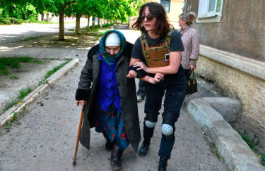 Погибшая Эмма Игуаль в Северске в мае 2022 года. Фото: Road to Relief В Донецкой области при обстреле погибли двое волонтеров из Испании и Канады