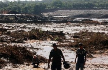 В результате прорыва плотины в Бразилии пострадали сотни человек (видео)