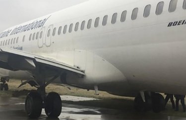 Самолет МАУ выкатился за пределы взлетно-посадочной полосы. Фото с Instagram