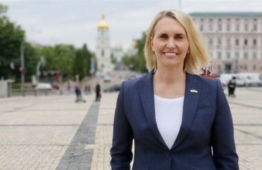 Новый посол США в Украине Бриджит Бринк. Фото: Twitter В США заявили, что Украина сама будет определять дальность использования РСЗО Himars