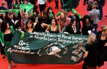 Съемочная группа из Аргентины вышла на протест на Каннском кинофестивале