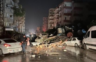 В Турции произошло сильное землетрясение: десятки разрушенных домов и погибших